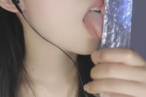 南京一高校学生大晚上排长队洗澡，声音博主的温馨陪伴